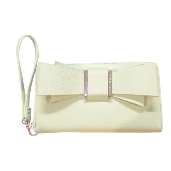 Betsey Johnson Handbags - Betsey Johnson green wallet wristlet with bow